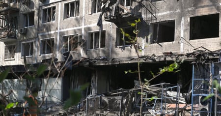 Drone russo colpisce un palazzo a Kyiv: ferita una donna"