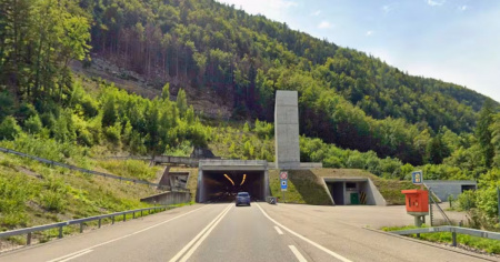 Frontale sull'A16: una donna morta e due feriti gravi
