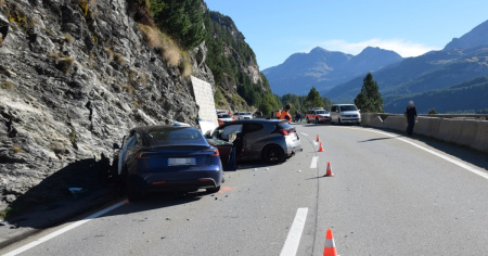 Scontro frontale sulla strada del Maloja: due feriti