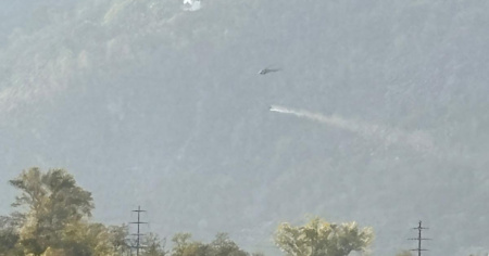 Elicottero in azione sopra Golino: a fuoco una legnaia
