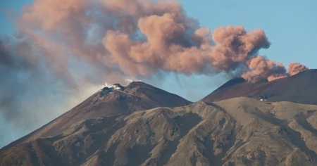 Nube alta 4 chilometri dall'Etna