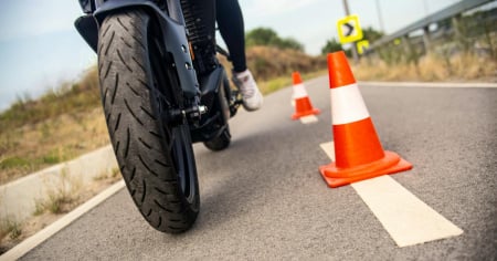 Un buco nel guanto da moto gli costa l'esame: «È abuso di potere»