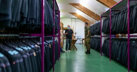 Esercito, addio alla tenuta d'uscita e le uniformi dismesse vengono bruciate