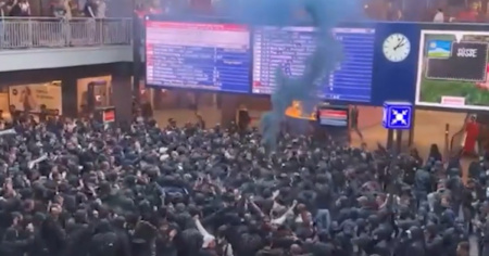 Allarme azionato e treno bloccato: tutti fermi per colpa dei tifosi