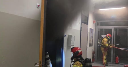 Fiamme in piena notte alla scuola professionale