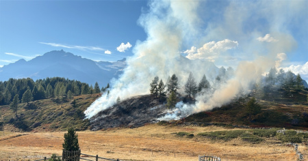 Fiamme nei boschi di Poschiavo: per domarle ci vogliono gli elicotteri