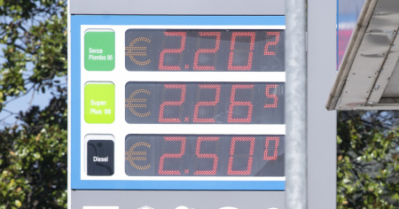 Benzina alle stelle, Berna «rinunci a una parte delle imposte»