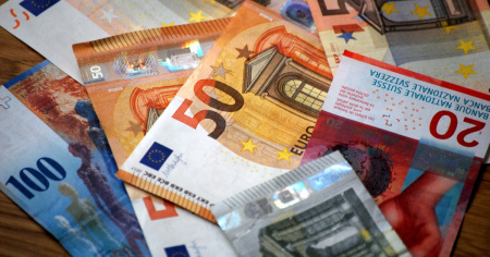 Il franco perde terreno: euro in risalita, dollaro ai massimi