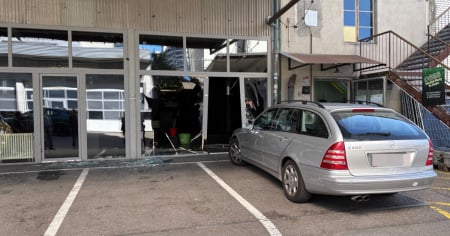 Confonde l'acceleratore con il freno: distrutta una vetrata