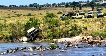 Grosso spavento per dei turisti svizzeri: durante il safari il fuoristrada precipita nel fiume
