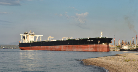Petroliera urta una mina navale ed esplode nello stretto di Hormuz