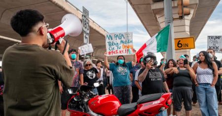 Un agente dell'ICE spara e ferisce gravemente un migrante in Texas