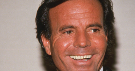 Julio Iglesias, due ex impiegate: «Non meritavamo il maltrattamento fisico, psichico e sessuale»