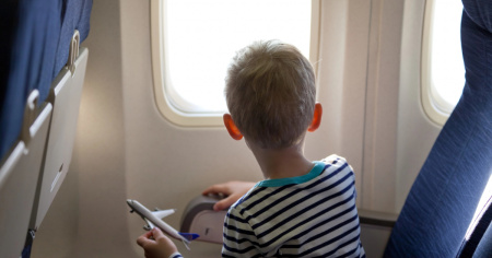Il figlio compie due anni il giorno del volo per Basilea: EasyJet nega l'imbarco