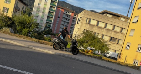 «Il richiedente asilo mi ha spaccato lo scooter. Ora chi paga?»