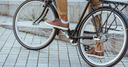 In bici nel centro di Como, contro il divieto di andare in bici