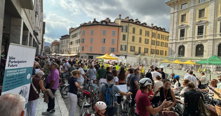 In bici nel centro di Como, contro il divieto di andare in bici