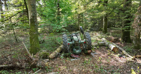 Resta incastrato sotto il trattore che stava guidando