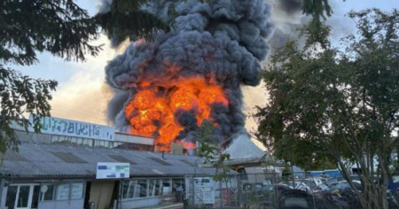 Grosso incendio in un centro di demolizione auto