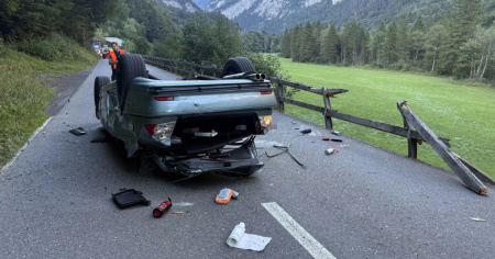 Schianto fatale con l'auto contro una roccia