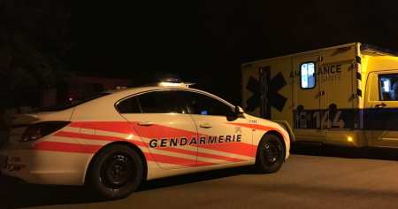 Giovane scooterista perde il controllo del veicolo e si schianta tragicamente contro un semaforo