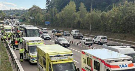 Pullman turistico si scontra con un camion fermo in coda