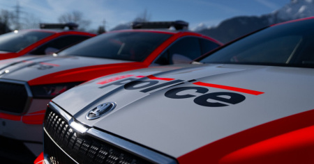 Urta una roccia e precipita con l'auto: morto un 81enne