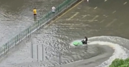 In moto d’acqua nelle strade allagate dall'alluvione