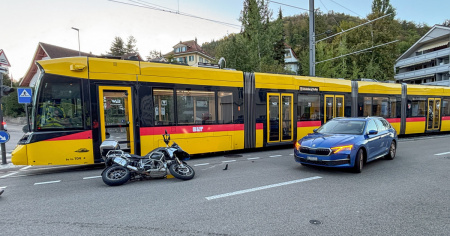 Urta un'auto, cade sui binari e viene investito da un treno