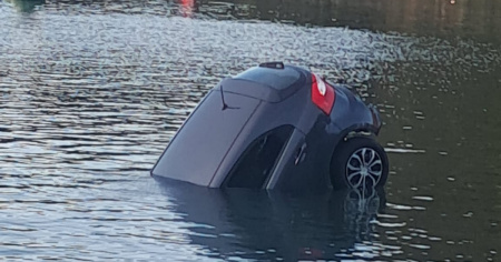 L'auto finisce nel Ceresio...ma dentro non c'era nessuno