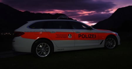La uccide e lascia il suo corpo senza vita dentro a un'auto