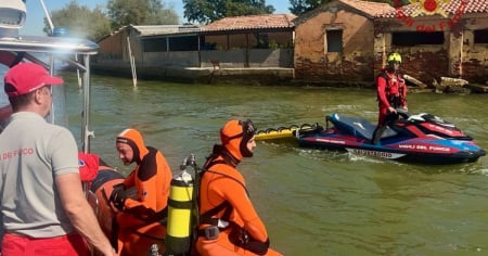 Scontro in laguna a Venezia, lui muore e la moglie è dispersa