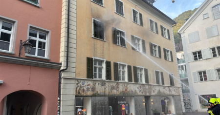 Lasciano accese due candele e prende fuoco la casa