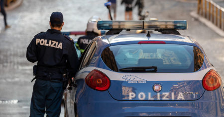 La chiude nel bagagliaio poi la getta dal cavalcavia. Infine si uccide davanti alla polizia