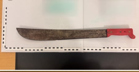 Lui con il machete, lei con un coltello