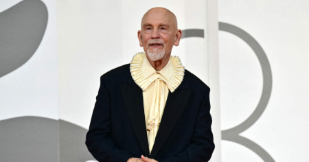 John Malkovich premiato come miglior attore a Venezia