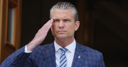Lo speaker della Camera fa saltare il voto sull'impeachment di Hegseth
