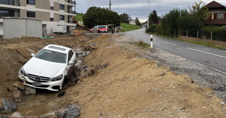 Nel letto del fiume con la Mercedes: «Mi sono caduti gli occhiali»