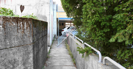 Cerca di recuperare una giacca, 13enne cade da sei metri