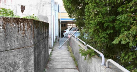 Cerca di recuperare una giacca, 13enne cade da sei metri