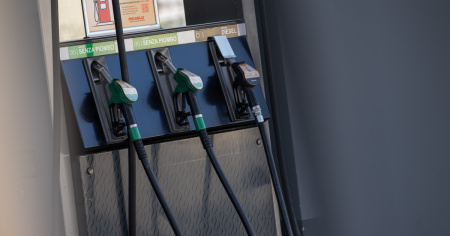 Rincaro dei carburanti, la Lega chiede misure per famiglie e PMI