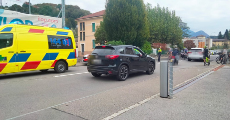 Sfonda un muretto in retromarcia