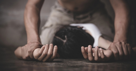 Narcotizzava la moglie, la stuprava e filmava tutto. Poi postava i video online