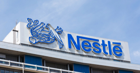 Dopo la decisione di Putin, Nestlé «valuta le opzioni disponibili»