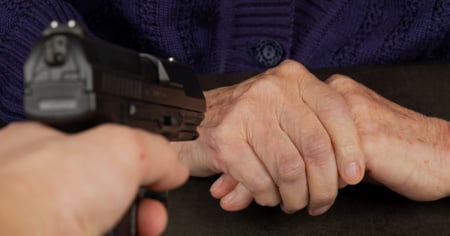 Non ne può più di prendersi cura della moglie...così la uccide
