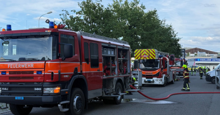Auto elettrica in fiamme in un parcheggio sotterraneo: evacuate 50 persone