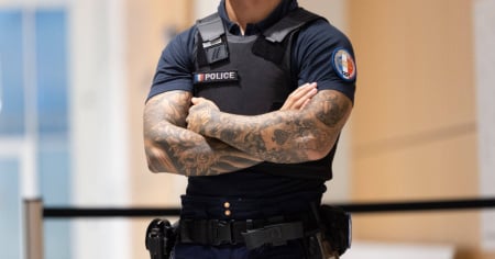 Parigi, poliziotto indagato: «Preparava un attentato»