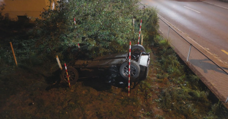Patente da meno di 24 ore, poi lo schianto con l'auto sportiva: due feriti