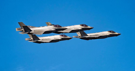 F-35: Pfister sotto torchio tra dubbi, consulenze esterne e segreti sul maxi-acquisto militare
