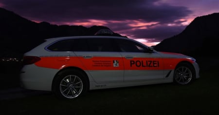 Giallo sull'anziana trovata morta in auto. La polizia: «C'è stato un intervento di terzi»